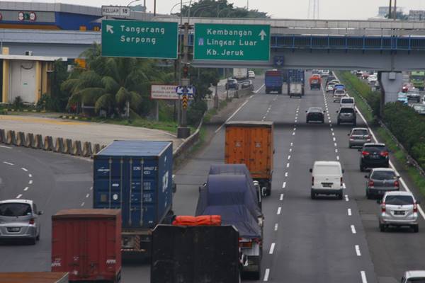 Sejumlah kendaraan melintas di ruas tol Jakarta-Tangerang (Janger) di gerbang Tol Tangerang 2, Tangerang, Banten. - Antara