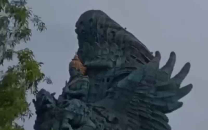 Tangkapan layar video viral yang menunjukkan seorang pria memanjat patung Garuda Wisnu Kencana (GWK) buat heboh media sosial.Instagram - Nyoman_nuarta.