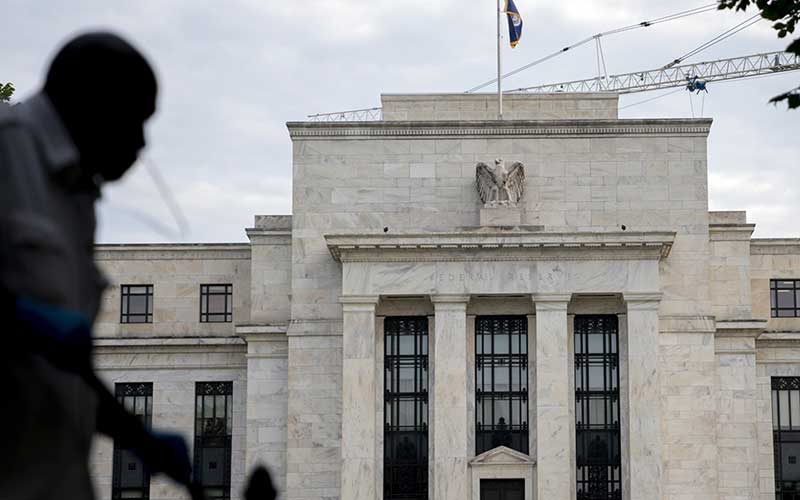Warga melintas di depan gedung bank central Amerika Serikat atau The Federal Reserve di Washington, Amerika Serikat, Rabu (31/7/2019). Bloomberg - Andrew Harrer