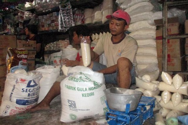 Pekerja sedang menimbang gula yang dkemas dalam plastik di Pasar legi, Solo, Selasa (10/5). JIBI/SOLOPOS - Sunaryo Haryo Bayu