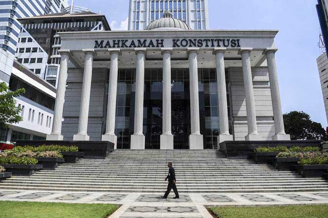 Petugas keamanan melintas di depan Gedung Mahkamah Konstitusi, Jakarta, Kamis (23/5/2019). - ANTARA/Hafidz Mubarak A