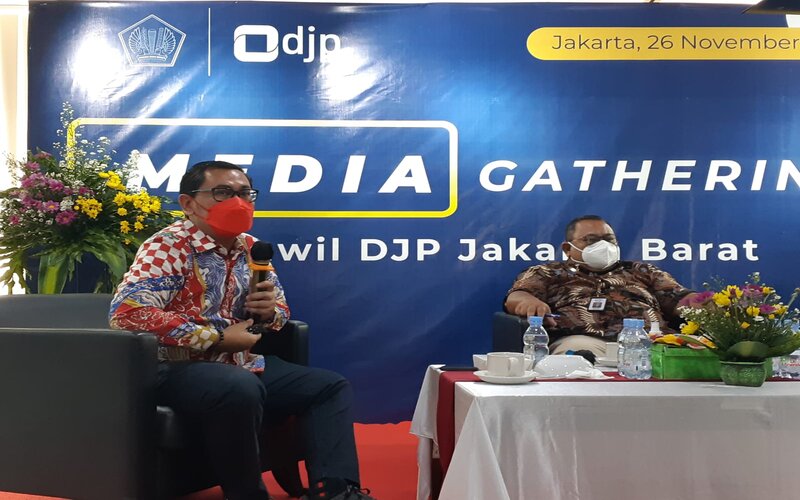 Staf Khusus Menteri Keuangan Bidang Komunikasi Strategis (kanan) bersama Kepala Kanwil DJP Jakarta Barat Suparno (kiri) dalam Media Gathering Kanwil DJP Jakarta Barat, Jumat (26/11/2021). -  Bisnis / Wibi Pangestu Pratama 