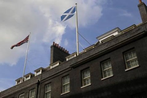 Bendera Skotlandia berkibar di samping bendera Inggris - Reuters