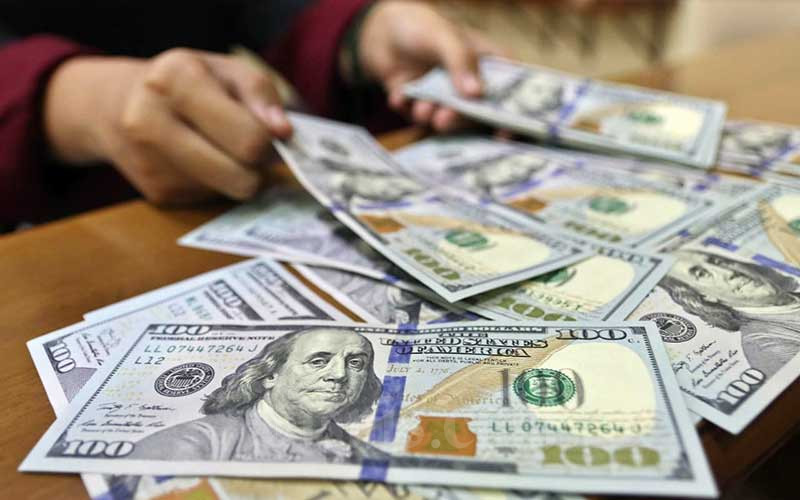 Karyawan menghitung uang dolar Amerika Serikat (AS) di salah satu gerai penukaran mata uang asing di Jakarta, Rabu (22/7/2020). Bisnis - Eusebio Chrysnamurti 