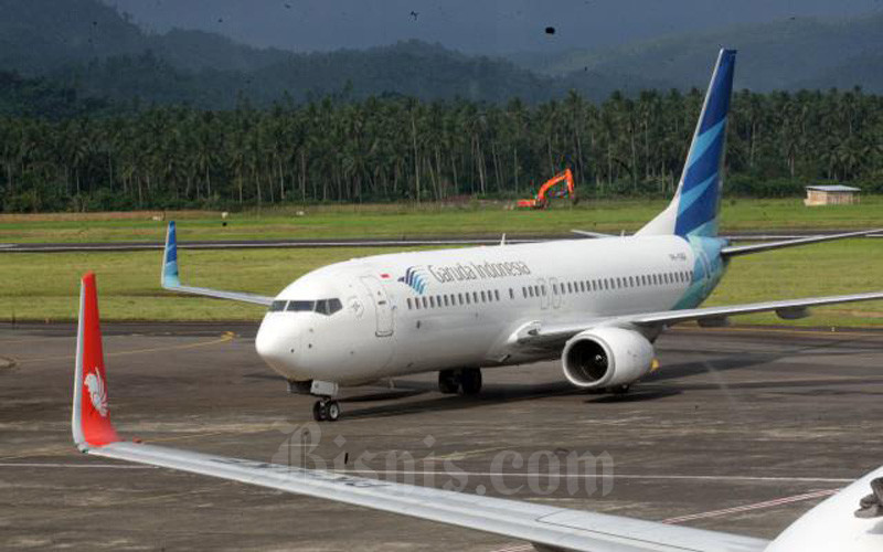 Pesawat milik maskapai penerbangan Garuda Indonesia bersiap melakukan penerbangan di Bandara internasional Sam Ratulangi Manado, Sulawesi Utara akhir pekan lalu (8/1/2017). - Bisnis/Dedi Gunawan\n