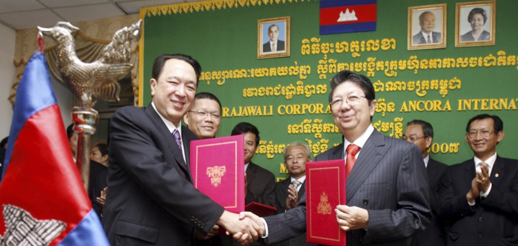 Deputi Perdana Menteri Kamboja Sok An (kanan) berjabat tangan dengan Peter Sondakh (kiri), Pemimpin dan CEO Grup Rajawali, setelah acara penandatanganan untuk maskapai penerbangan nasional Kamboja yang baru di Phnom Penh, Jumat (23/11/2007). - antara / Chor Sokunthea.