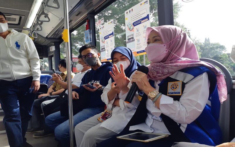 Kepala Badan Pengelola Transportasi Jabodetabek (BPTJ) Polana B. Pramesti tengah menjelaskan terkait dengan operasional BisKita Transpakuan kepada para pewarta yang menjajal moda bus rapid transit ini, di Bogor, Sabtu (27/11/2021). -  Bisnis / Wibi P. Pratama