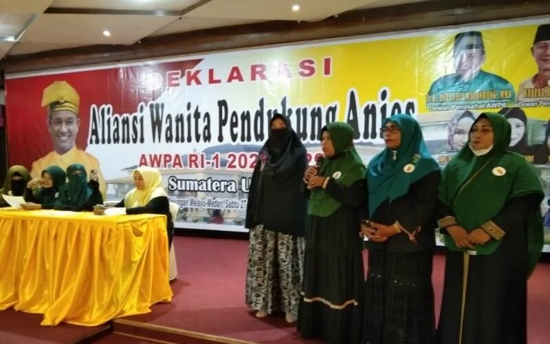 Relawan AWPA Sumut mendeklarasikan dukungan untuk Gubernur DKI Jakarta Anies Baswedan menjadi capres di Pilpres 2024 di Anjungan Melayu, Medan, Sabtu (27/11/2021). - Antara/Said