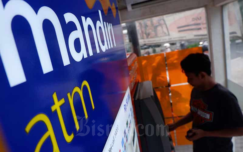 Nasabah melakukan transaksi elektronik lewat ATM Bank Mandiri di Jakarta, Senin (1/10/2019).  - Bisnis/Nurul Hidayat