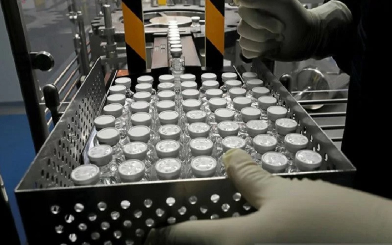 Seorang teknisi laboratorium sedang mengerjakan produksi Remdesivir, obat yang digunakan untuk pengobatan penyakit  Covid-19 di fasilitas Eva Pharma di Kairo, Mesir, 1 Juni 2021. - Antara
