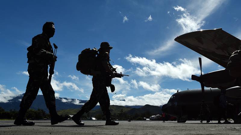 Personil TNI AD bersiap naik ke atas pesawat Hercules saat akan berangkat ke Kabupaten Yahukimo untuk mengamankan Pemilu 2019, di Bandara Wamena, Jayawijaya, Papua, Senin (15/4/2019). - ANTARA/Yusran Uccang