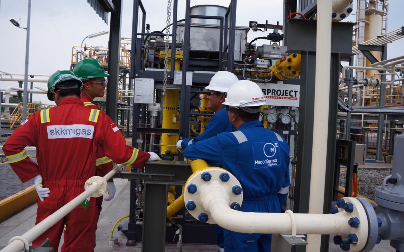 Pekerja melakukan pengawasan di proyek Grati Pressure Lowering yang dilakukan oleh Ophir Indonesia (Sampang) Pty. Ltd., Jawa Timur. Istimewa / Dok. SKK Migas