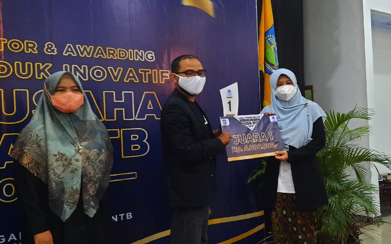 Ketua ICSB Niken Saptarini Widyawati (kanan) memberikan penghargaan bagi pengusaha muda paling inovatif di kompetisi inovasi pengusaha muda NTB. bisnis - harian noris