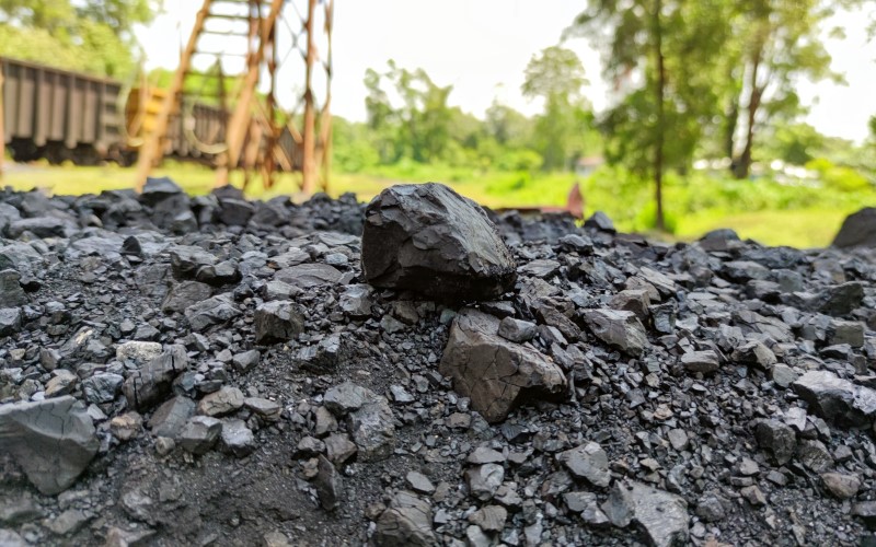 Tumpukan batu bara di dekat Train Loading Station (TLS) milik PT Bukit Asam Tbk. (PTBA) di Muara Enim, Sumatra Selatan. PTBA menargetkan produksi batu bara hingga 37 juta ton pada tahun 2022 mendatang. - Bisnis / Aprianto Cahyo Nugroho