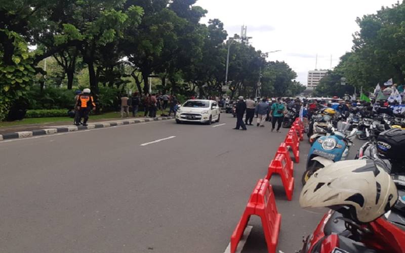 Kondisi lalu lintas di depan gedung Balai Kota DKI Jakarta terpantau lancar, meskipun ratusan massa buruh demonstrasi memprotes kenaikan upah minimum provinsi (UMP) 2022, Senin (29/11/2021). JIBI - Bisnis/Rahmad Fauzan