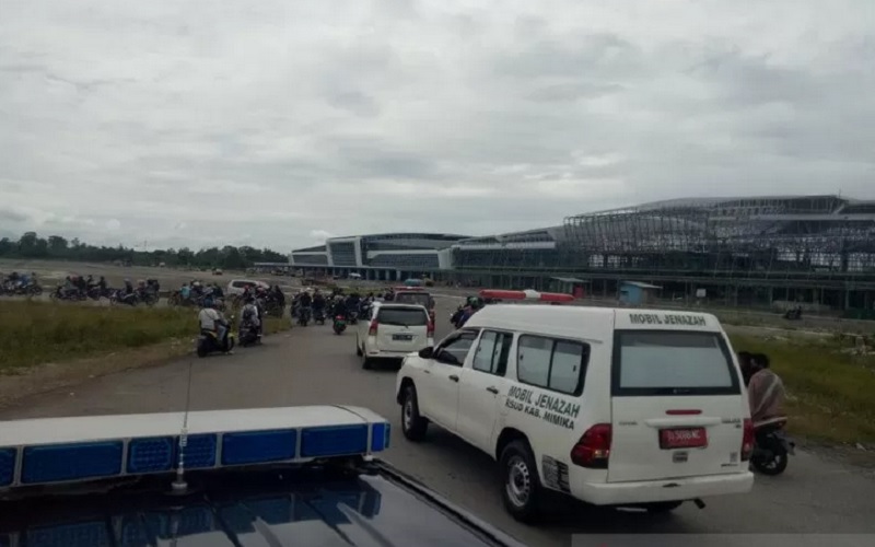 Konvoi kendaraan menjemput jenazah dua guru korban penembakan oleh KKB keluar dari Bandara Mozes Kilangin Timika menuju kamar jenazah RSUD Mimika, Sabtu (10/4/2021). - Antara\r\n