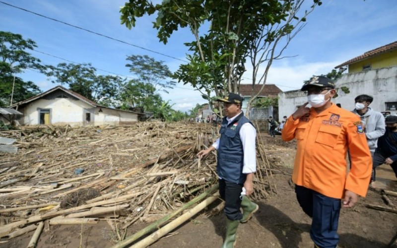 Wakil Gubernur Jawa Barat Uu Ruzhanul Ulum meninjau  lokasi yang terdampak bencana banjir bandang di Garut