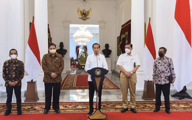 Presiden Joko Widodo saat memberikan keterangan pers mengenai Tindak Lanjut atas Putusan Uji Formil Mahkamah Konstitusi atas UU Cipta Kerja, Senin (29/11/2021), di Istana Merdeka, Jakarta - Humas Setkab - Agung