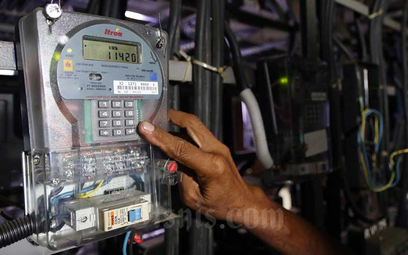 Petugas memeriksa meteran listrik di Rumah Susun Bendungan Hilir, Jakarta, Senin (4/5/2020). Bisnis - Eusebio Chrysnamurti