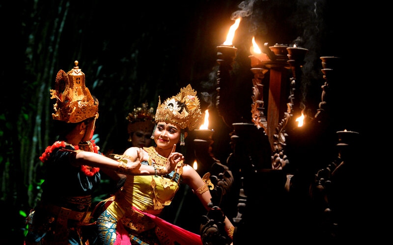 Seniman Sanggar Semara Ratih menampilkan Tari Kecak saat pementasan bertajuk 'Three Bali Spirit' di Banjar Tanggayuda, Bongkasa, Badung, Bali, Sabtu (27/11/2021). - Antara/Fikri Yusuf.