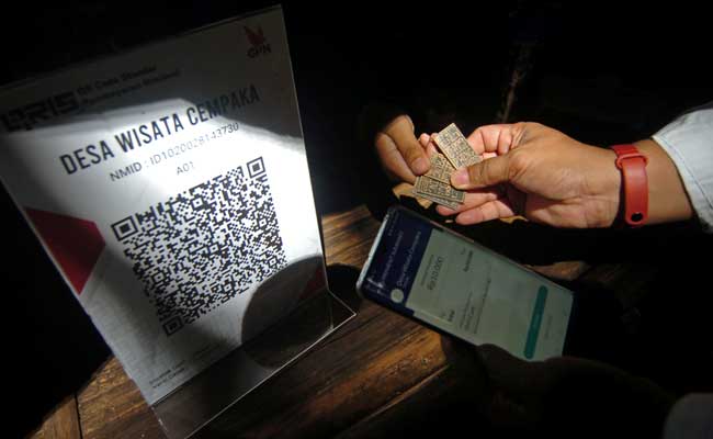 Petugas Bank Indonesia (BI) Tegal mempraktekkan cara melakukan pembayaran melalui aplikasi uang elektronik 