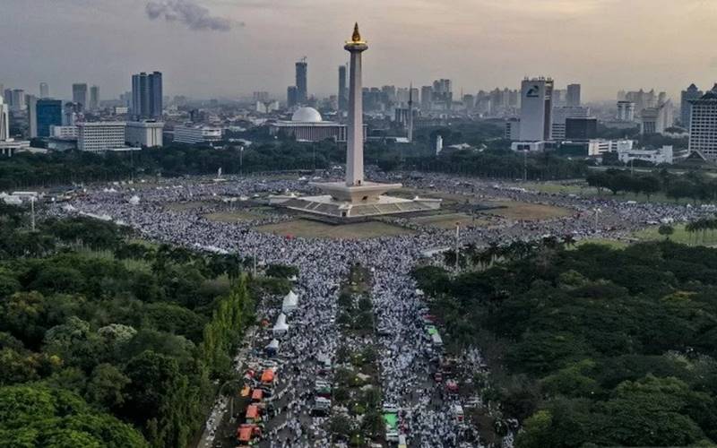Suasana aksi reuni 212 di kawasan Monas, Jakarta, Senin (2/12/2019). Reuni tersebut digelar untuk lebih mempererat tali persatuan umat Islam dan persatuan bangsa Indonesia. - Antara\r\n