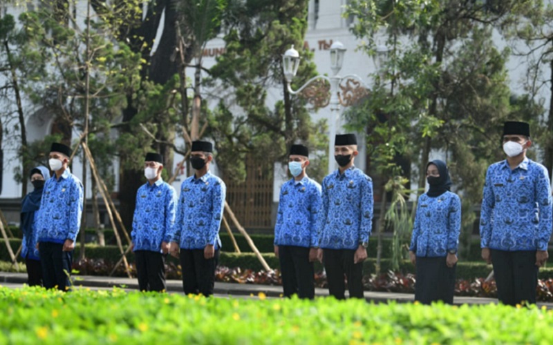 ASN Jabar saat mengikuti upacara peringatan HUT Korps Pegawai Republik Indonesia (KORPRI) ke-50 di Gedung Sate - Istimewa