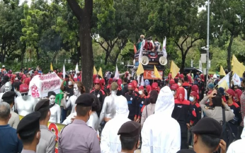 Sejumlah buruh melakukan aksi unjuk rasa di depan Balai Kota Jakarta menuntut revisi penetapan UMP 2022, Senin (29/11/2021). - Antara