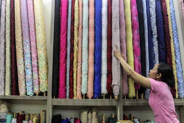 Penjual bahan kain menata dagangannya di Pusat Grosir Tanah Abang, Jakarta, Jumat (14/9/2018).  - Antara/Muhammad Adimaja