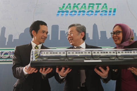 Executive President CCCC International Mo Wenhe (kiri), Preskom PT Jakarta Monorail Edward Soeryadjaya (tengah) dan Founder Sukmawaty Syukur saat penandatanganan kerja sama proyek monorel Jakarta, belum lama ini - Bisnis/Yayus Yuswoprihanto