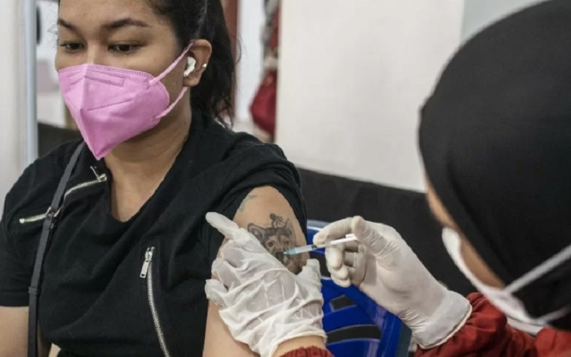 Vaksinator menyuntikkan vaksin Covid-19 kepada warga di Gelanggang Remaja Kecamatan Matraman, Jakarta, Selasa (16/11/2021). Kementerian Kesehatan mencatat cakupan vaksinasi Covid-19 di Indonesia telah melampaui target Organisasi Kesehatan Dunia (WHO) sekurang-kurangnya 40 persen populasi pada akhir 2021. - Antara