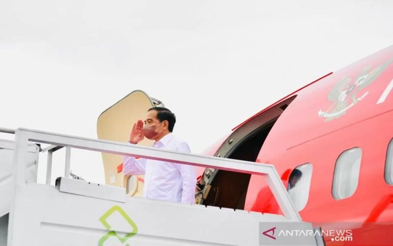 Presiden Joko Widodo (Jokowi) melakukan kunjungan kerja ke Provinsi Jawa Timur untuk meresmikan Bendungan Tugu dan Bendungan Gongseng, serta menanam padi bersama para petani di Kabupaten Trenggalek, Selasa (30/11)./Antara-Biro Pers Sekretariat Presiden - Laily Rachev