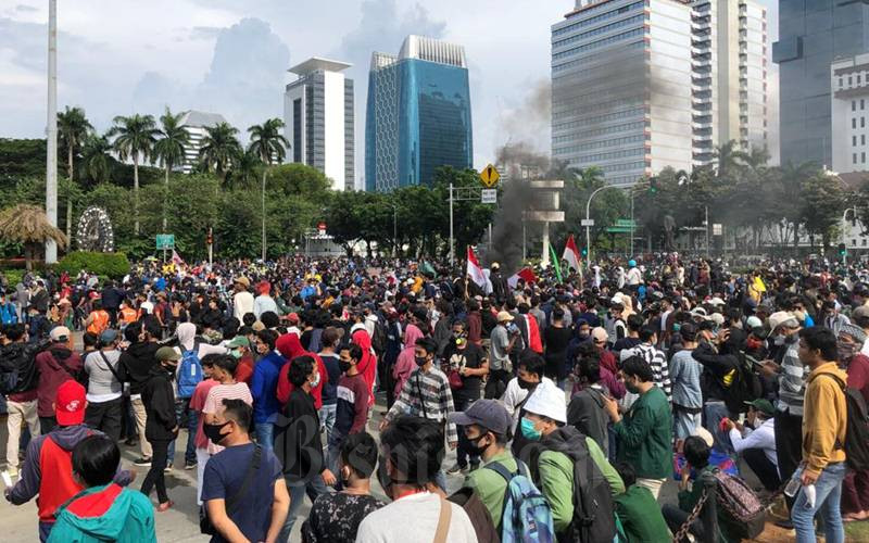 Ribuan mahasiswa dari berbagai universitas memadati kawasan Patung Kuda, Jakarta Pusat, Selasa (20/10/2020) dalam rangka unjuk rasa tolak UU Cipta Kerja. - Bisnis/Aprianus Doni