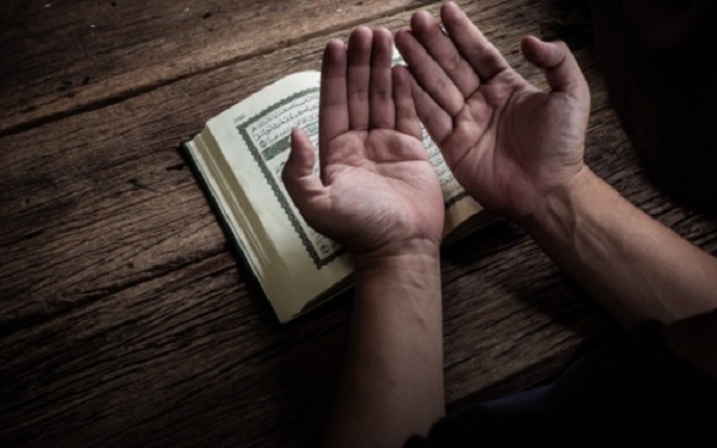 Ilustrasi berdoa setelah membaca Al-Quran - nu.or.id