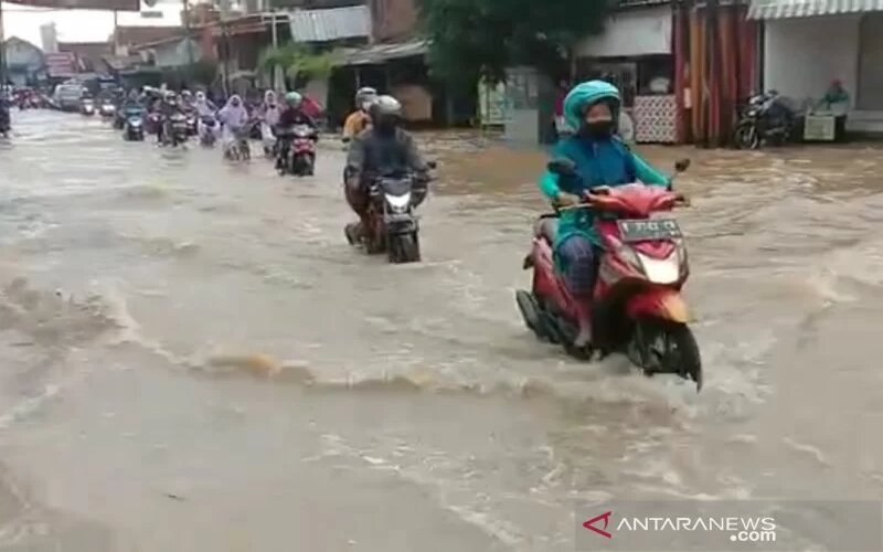 Jalan utama di Desa Mejobo, Kabupaten Kudus, Jawa Tengah, tergenang banjir akibat curah hujan tinggi, Selasa (30/11/2021). - Antara/Akhmad Nazaruddin Lathif.