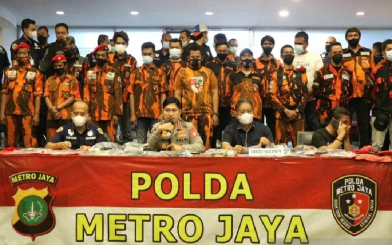Kabid Humas Polda Metro Jaya Kombes Pol Endra Zulpan (depan, kedua dari kiri) dan Direktur Reserse Kriminal Umum Polda Metro Jaya Kombes Pol Tubagus Ade Hidayat (depan, kedua dari kanan)  - Antara