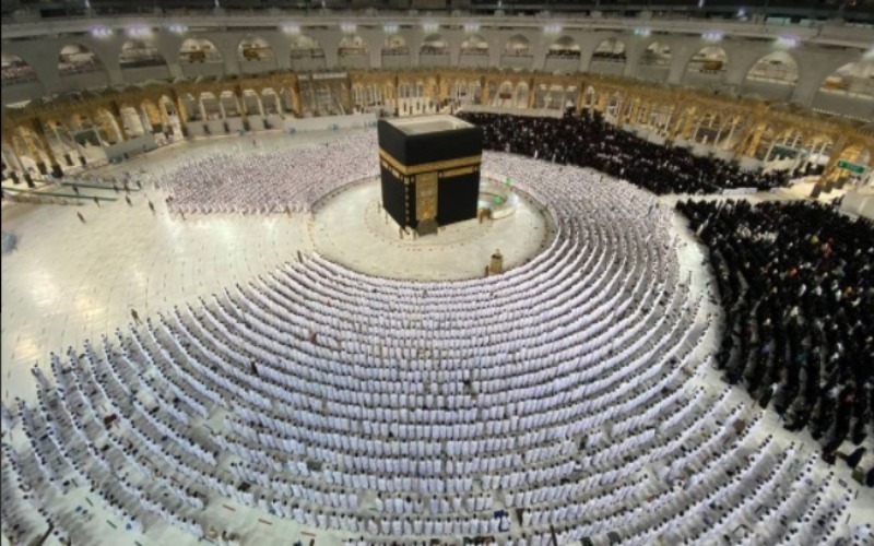 Umat Islam dari berbagai penjuru dunia kembali bisa melaksanakan ibadah umrah di Masjidil Haram, Makkah seiring diolonggarkannya protokol Covid-19 oleh Kerajaan Arab Saudi - Instagram @haramain_info