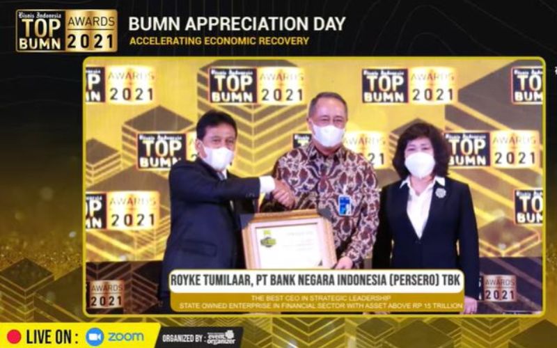 Direktur Utama BNI Royke Tumilaar saat menerima penghargaan Top CEO in Strategic Leadership dalam acara Bisnis Indonesia Top BUMN Awards 2021, Selasa (30/11 - 2021).