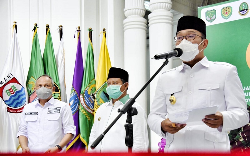 Gubernur Jabar Ridwan Kamil (kanan) didampingi Sekda Jabar Setiawan Wangsaatmaja (kiri) dan Wagub Jabar Uu Ruzhanul Ulum (tengah)