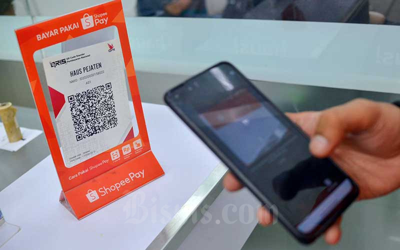 Konsumen menggunakan dompet digital ShopeePay saat melakukan pembayaran di Jakarta, Rabu (31/3/2021). Bisnis - Fanny Kusumawardhani 