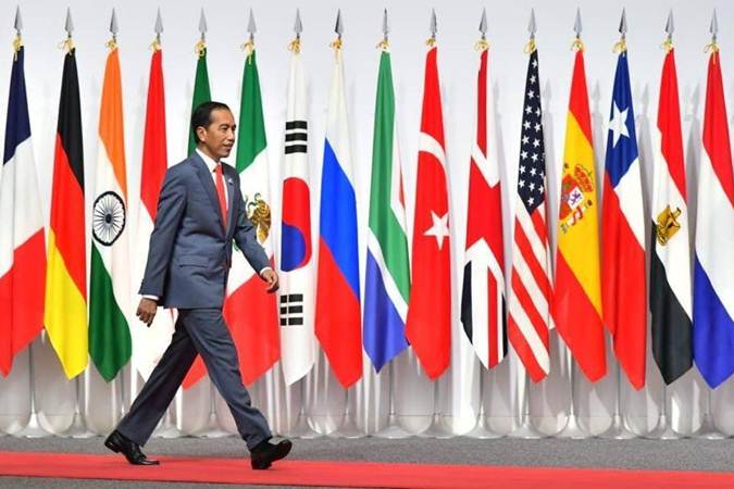 Presiden Joko Widodo berjalan, di sela-sela menghadiri KTT G20, di Osaka, Jepang, Jumat (28/6/2019). - Istimewa