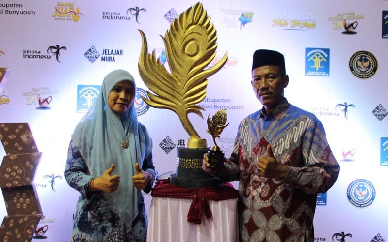 Wakil Bupati OKI M Dja'far Shodiq (kanan) pada malam Anugerah Pesona Indonesia (API) 2021 yang dipusatkan di Stable Berkuda Sekayu, Kabupaten Musi Banyuasin, Selasa (30/11/2021). - Istimewa
