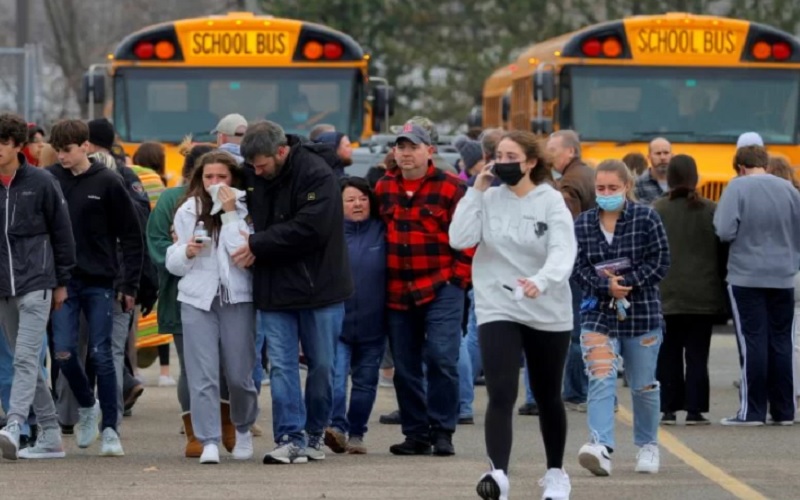Para orangtua menjemput anak-anak mereka dari lapangan parkir Meijer, tempat banyak siswa berkumpul, setelah penembakan terjadi di Sekolah Menengah Atas Oxford di Oxford, Michigan, Selasa (30/11/2021). - Antara/Reuters