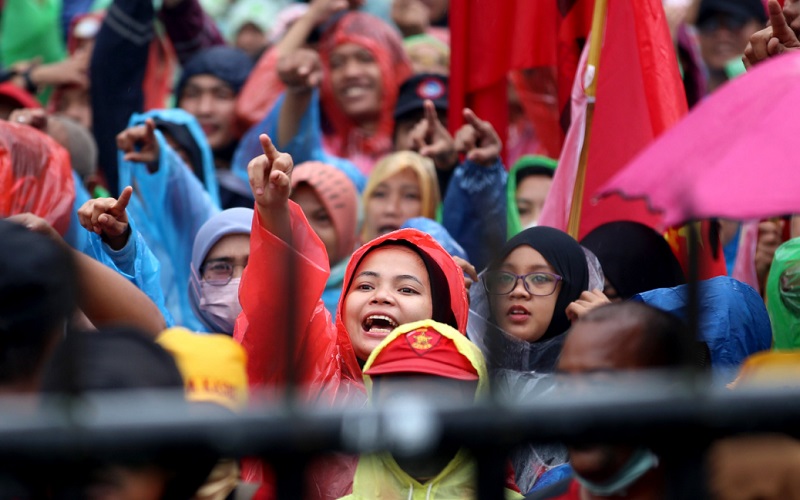 Ribuan buruh dari berbagai elemen serikat pekerja se-Jawa Barat kembali menggelar aksi unjuk rasa di depan Gedung Sate, Bandung, Jawa Barat, Selasa (30/11). Unjuk rasa dilakukan untuk mengawal penetapan upah minimum kota/kabupaten (UMK) 2022.  - Bisnis/Rachman