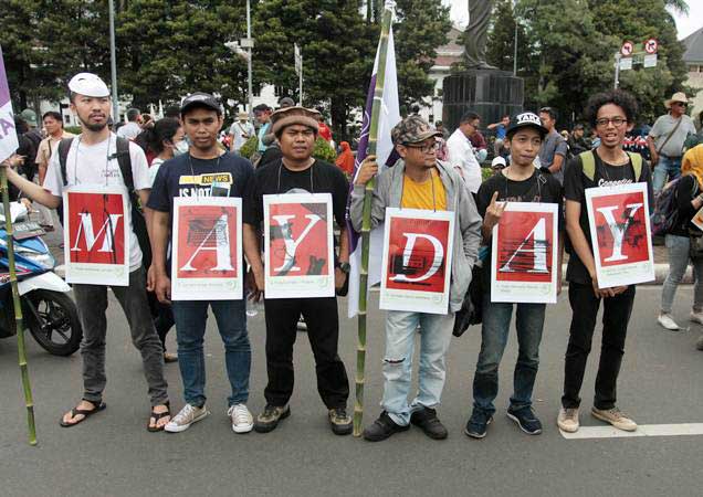 Sejumlah Jurnalis yang tergabung dalam Aliansi Jurnalis Independen (AJI) melakukan aksi pada saat peringatan Hari Buruh Internasional (Mayday) di depan Patung Kuda, Jakarta, Rabu (1/5/2019). - ANTARA/Reno Esnir