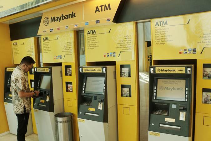 Nasabah beraktivitas di salah satu gerai anjungan tunai mandiri (ATM) Maybank Indonesia, di Jakarta, Kamis (27/6/2019). - Bisnis/Himawan L Nugraha