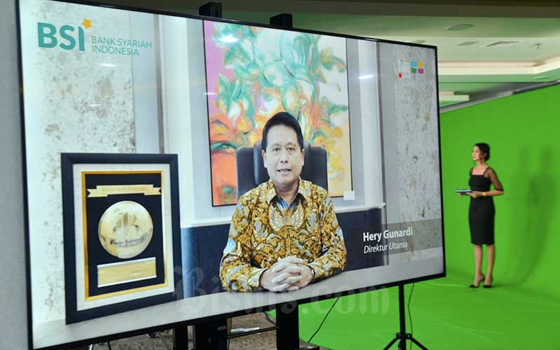 Tampilan layar menampilkan Direktur Utama Bank Syariah Indonesia Hery Gunardi memberikan sambutan saat menerima anugerah Bisnis Indonesia Award (BIA) 2021 kategori Bank Terbaik di Jakarta, Rabu (15/9/2021). Bisnis - Fanny Kusumawardani