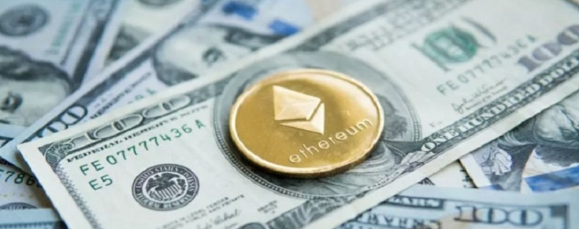 Ilustrasi mata uang kripto Ethereum di atas tumpukan dolar AS./ANTARA FOTO-Shutterstock - pri.