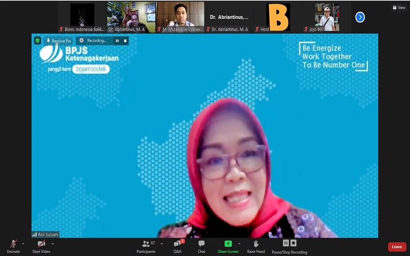 Deputi Direktur BP Jamsostek Wilayah Kalimantan Rini Suryani sebaga narasumber dalamFocus Group Discussion Perlindungan Bagi Pekerja Selama Pandemi secara virtual, Senin (1/12 - 2021).