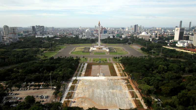 Pemandangan proyek revitalisasi sisi selatan Monumen Nasional (Monas) di Jakarta, Selasa (10/3/2020). Bisnis - Arief Hermawan P